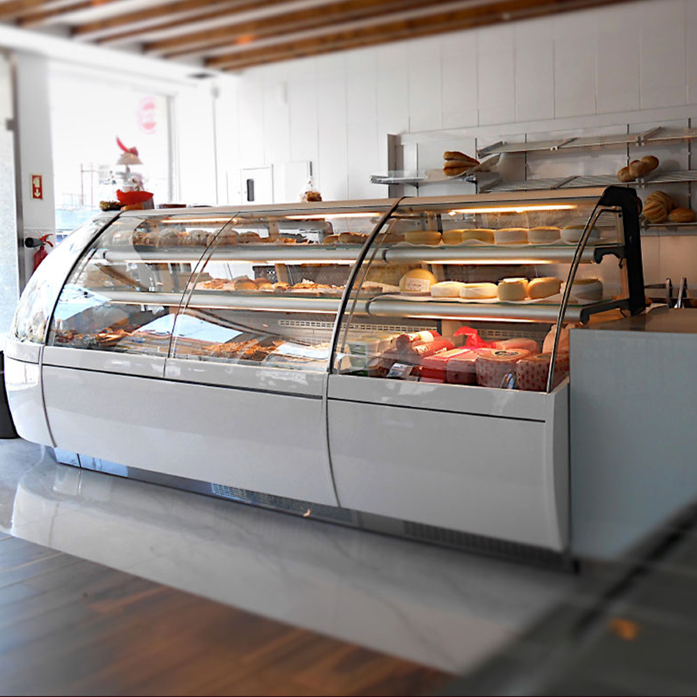 Vitrina frigorifica Jordao, pentru prajituri, cu polite refrigerante Passion, geam curbat, ventilata, 2,9 m - 6